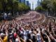 Paseo de la Reforma reúne a miles para intentar récord de la ola humana más grande