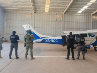 Aseguran aeronave con cargamento de cocaína y armamento en Mexicali, Baja California
