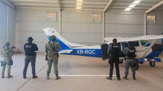 Aseguran aeronave con cargamento de cocaína y armamento en Mexicali, Baja California