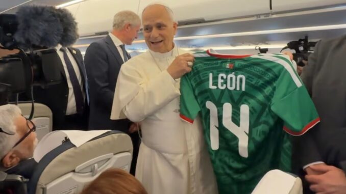 Video: León XIV recibe playera de la Selección Mexicana