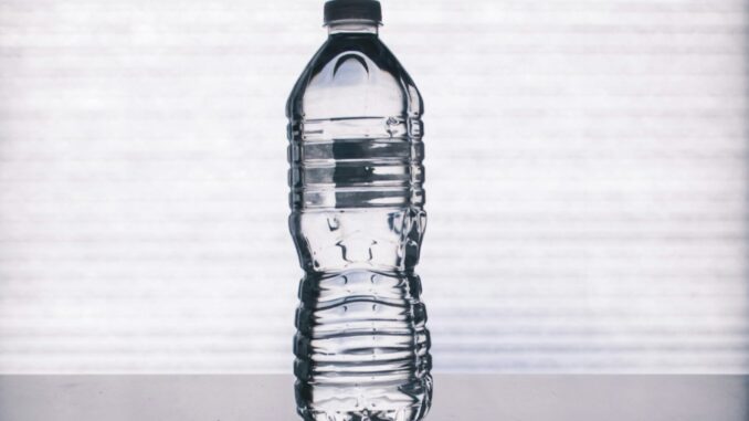 Mundial 2026: FIFA da marcha atrás y permitirá a los aficionados llevar botellas de agua a los estadios