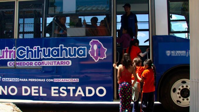 Lleva comedor móvil de NutriChihuahua platillos a alumnos de la primaria César Augusto Sandino